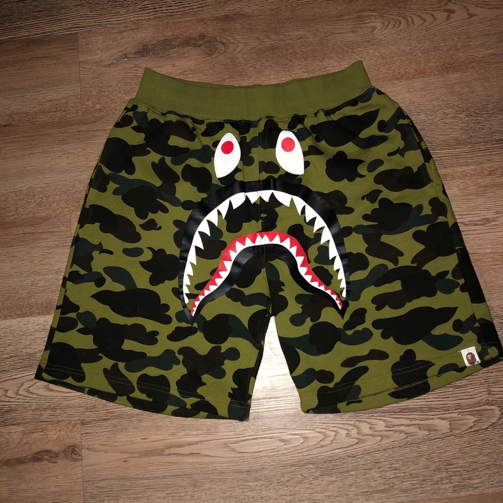 Bape 1st Camo Shorts size large
